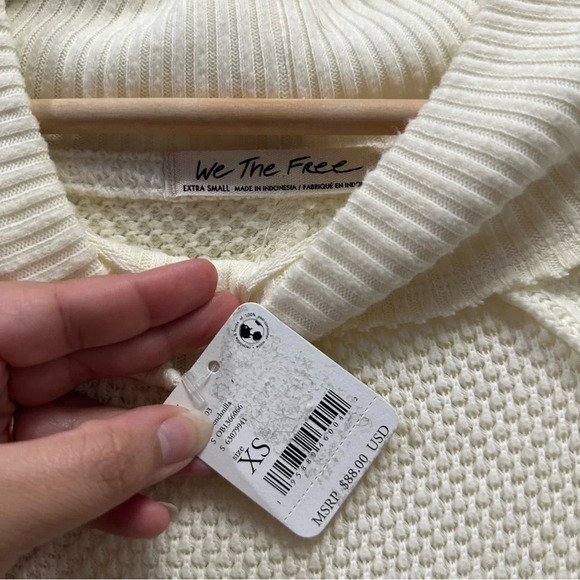 Free People She’s A Keeper Mock Neck Cream Oversized Sweater XS NWT - Picture 4 of 5